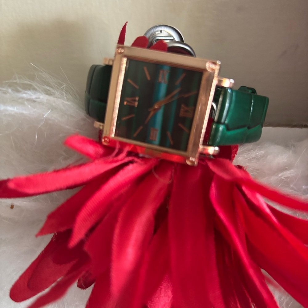 Luxurious Green Leather Strap Watch